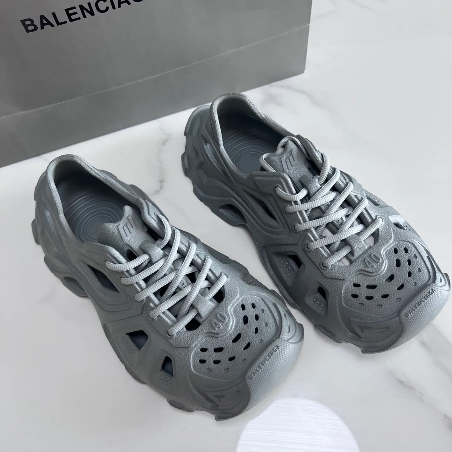 👟👟Ex-factory price 380👟👟 Balenciaga must-have beach shoes for summer: Men's and women's shoes are made of ultra-light 95% (injection molding) EVA plastic, 5% foam plastic foam cushioning material #Ultra-lightweight one-piece foam shoe mold ❗ New summer product, French high-end luxury brand - Balenciaga BALENCIAGA 3XL Rubber Low Top Sneakers 3XL version series summer beach wading versatile trendy lace-up casual sports hole sandals. Size: 35-46